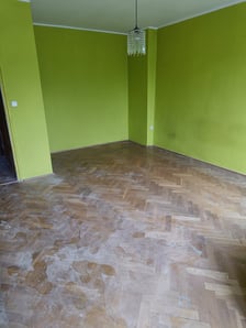Jesionowa 32/4, Krzyki. Powierzchnia: 36,40 m?. Cena wywoławcza: 370 000 zł. Lokal mieszkalny składa się z pokoju, przedpokoju, kuchni, łazienki oraz przynależnej komórki w piwnicy o powierzchni 2,85 m?. Lokal położony na I piętrze (II kondygnacja). Data przetargu: 29.09.2023.