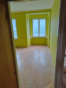 Jesionowa 32/4, Krzyki. Powierzchnia: 36,40 m?. Cena wywoławcza: 370 000 zł. Lokal mieszkalny składa się z pokoju, przedpokoju, kuchni, łazienki oraz przynależnej komórki w piwnicy o powierzchni 2,85 m?. Lokal położony na I piętrze (II kondygnacja). Data przetargu: 29.09.2023.
