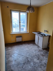 Jesionowa 32/4, Krzyki. Powierzchnia: 36,40 m?. Cena wywoławcza: 370 000 zł. Lokal mieszkalny składa się z pokoju, przedpokoju, kuchni, łazienki oraz przynależnej komórki w piwnicy o powierzchni 2,85 m?. Lokal położony na I piętrze (II kondygnacja). Data przetargu: 29.09.2023.