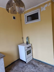 Jesionowa 32/4, Krzyki. Powierzchnia: 36,40 m?. Cena wywoławcza: 370 000 zł. Lokal mieszkalny składa się z pokoju, przedpokoju, kuchni, łazienki oraz przynależnej komórki w piwnicy o powierzchni 2,85 m?. Lokal położony na I piętrze (II kondygnacja). Data przetargu: 29.09.2023.