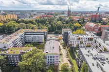 Odnawiana kamienica znajduje się przy ul. Sienkiewicza we Wrocławiu, naprzeciw Ogrodu Botanicznego