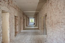 Odnawiana kamienica znajduje się przy ul. Sienkiewicza we Wrocławiu, naprzeciw Ogrodu Botanicznego