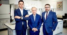 <h2>Naukowcy Biotts z Wrocławia pracują nad nowymi lekami m.in. na raka, cukrzycę i COVID-19 w formie maści lub plastra, kt&oacute;re zastąpią tabletki, zastrzyki i wyczerpujące terapie.</h2>
<p>To, co robi wrocławski startup Biotts ma szansą zmienić życie pacjent&oacute;w na całym świecie. Naukowcy Biotts pracują nad unikalnym systemem transdermalnym, kt&oacute;ry przenosi duże cząsteczki lek&oacute;w przez sk&oacute;rę.</p>
<p>Jest szansa, że polska technologia zrewolucjonizuje metody podawania lek&oacute;w i szczepionek także przeciwko COVID-19.</p>
<p>Na zdjęciu: Konrad Krajewski, Jan Meler, Pawel-Biernat założyciele Biotts.</p>