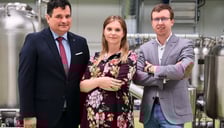 <h2 class="MsoNormal">Wrocławska sp&oacute;łka Green Zebras zbudowała jedną z najnowocześniejszych w Polsce linii produkcyjnych do pozyskiwania ekstrakt&oacute;w z roślin zielarskich, konopi wł&oacute;knistych i chmielu.</h2>
<p class="MsoNormal">Sp&oacute;łka otrzymała &bdquo;Bon na Innowacje&rdquo;, kt&oacute;ry pomoże im w dalszym rozwoju.</p>
<p class="MsoNormal">Wrocławianie są na rynku, kt&oacute;rego wartość już teraz liczona jest w miliardach dolar&oacute;w.</p>
<p class="MsoNormal">Na zdjęciu od lewej prof Tomasz Stuczyński, członek zarządu Green Zebras, dr inż. Ewelina Pawlus-Czerniejewska, prezes zarządu Green Zebras i Andrij Włach, procurent.</p>
<p class="MsoNormal">&nbsp;</p>