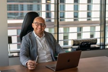 <h2 style="box-sizing: inherit; font-size: 26px; line-height: 36px; margin-bottom: 12px; color: #232323; font-family: 'Fira Sans', sans-serif;">Wrocławski fintech PayEye, jako pierwszy na świecie, komercyjnie udostępnił kompletny system płatniczy, opierający się na akceptacji płatności poprzez identyfikację użytkownika z wykorzystaniem fuzji biometrii tęcz&oacute;wki oka i twarzy.</h2>
<p style="box-sizing: inherit; margin: 12px 0px; overflow: hidden; width: 840px; line-height: 24px; color: #232323; font-family: 'Fira Sans', sans-serif; font-size: 18px;">Poza faktem oparcia całego systemu płatności na unikalnym wzorcu tęcz&oacute;wki oka ludzkiego oraz twarzy, ekosystem PayEye jest niezależny i bezpieczny a składają się na niego autorskie, innowacyjne biometryczne urządzenia płatnicze POS, aplikacja mobilna dla użytkownik&oacute;w oraz algorytmy przetwarzające tęcz&oacute;wkę oka i twarz na wzorzec biometryczny (payeye code).</p>
<p style="box-sizing: inherit; margin: 12px 0px; overflow: hidden; width: 840px; line-height: 24px; color: #232323; font-family: 'Fira Sans', sans-serif; font-size: 18px;">Na zdjęciu: Daniel Jarząb, prezes PayEye.</p>
