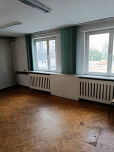 Ulica Kazimierza Wielkiego 61/4. Stare Miasto. Oferta w przygotowaniu Lokal użytkowy położony na parterze (I kondygnacja). Składa się z trzech pomieszczeń oraz wc z przedsionkiem. Wejście z korytarza klatki schodowej. Powierzchnia 38,48 mkw.