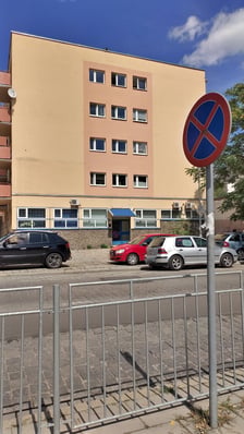 <h3>Ulica Kłośna 8-10/LU, Grabiszyn, Fabryczna. Cena: 860.000 zł</h3>
<p>Lokal składa się z pięciu pomieszczeń, trzech pomieszczeń higieniczno-sanitarnych, korytarza oraz przedsionka. Położony na I kondygnacji (parter). Wysokość lokalu 338 cm. Wejście bezpośrednio z chodnika.</p>
<ul>
<li>Powierzchnia lokalu: 82,93 m&sup2;</li>
<li>Cena wywoławcza: 860.000 zł</li>
</ul>