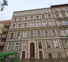 <h3><strong>Ulica Prosta 46/U1A,&nbsp;</strong>Stare Miasto. Cena wywoławcza: 150 000 zł</h3>
<p>Lokal składa się z dw&oacute;ch pomieszczeń oraz jednego pomieszczenia higieniczno-sanitarnego.</p>
<p>Lokal położony na -I kondygnacji (suterena). Wysokość lokalu wynosi 256-260 cm. Wejście do lokalu bezpośrednio z chodnika. Przeznaczony na cele inne niż mieszkalne.</p>
<p>Powierzchnia: 19,04 mkw.</p>