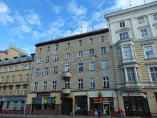 <h3 class="ps-4">Ulica Ks. Piotra Skargi 20/U1F,&nbsp;Stare Miasto. Cena wywoławcza:&nbsp;404 000 zł</h3>
<p>Lokal niemieszkalny położony na V kondygnacji (IV piętrze) budynku, składający się z dw&oacute;ch pomieszczeń oraz przynależnych trzech pomieszczeń i pomieszczenia wc położonych na tej samej kondygnacji dostępnych z części wsp&oacute;lnych budynku o łącznej powierzchni:</p>
<p>52,01 mkw. oraz przynależnego pomieszczenia w piwnicy o powierzchni 4,42 mkw.&nbsp;</p>