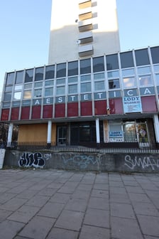 <h2>Plac Ludwika Hirszfelda 16/U2, Południe. Cena: 800.000 zł</h2>
<p>Lokal składa się z siedmiu pomieszczeń i pomieszczenia higieniczno-sanitarnego. Położony na I kondygnacji (parter). Wysokość lokalu 342 cm. Wejście bezpośrednio z chodnika. Przeznaczony na cele inne niż mieszkalne.</p>
<ul>
<li>Powierzchnia lokalu: 82,34 m&sup2;</li>
<li>Cena wywoławcza: 800.000 zł</li>
</ul>