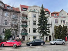 <h3>Plac Powstańc&oacute;w Śląskich 11/U1A, Południe, Krzyki. Cena: 247 000 zł</h3>
<p>Lokal składa się z dw&oacute;ch pomieszczeń, jednego pomieszczenia higieniczno-sanitarnego oraz korytarza. Położony na I kondygnacji (suterena). Wejście z korytarza klatki schodowej.&nbsp;</p>
<ul>
<li>Powierzchnia lokalu: 36,13 m&sup2;</li>
<li>Cena wywoławcza: 247 000 zł</li>
</ul>