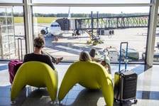 <p class="MsoNormal"><strong>Blisko 2,9 mln pasażer&oacute;w w Porcie Lotniczym Wrocław w 2022 roku. Minione 12 miesięcy wrocławskie lotnisko zalicza do szczeg&oacute;lnie udanych. </strong></p>
<p class="MsoNormal">Liczba podr&oacute;żnych podwoiła się a przewoźnicy chętnie uruchamiali nowe połączenia z Wrocławia. Początek roku to okazja by zaplanować urlop, bo w 2023 r. ma być 35 dni wolnego.</p>