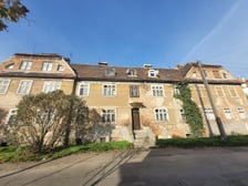 <h3>ul. Pszczyńska 22, 24, 26&nbsp;Księże Małe, Krzyki.&nbsp;Cena wywoławcza:&nbsp;<strong class="price">2.350.000 zł</strong></h3>
<p>Nieruchomość zabudowana budynkami mieszkalnymi w zabudowie zwartej.&nbsp;</p>
<p>&nbsp;</p>
<ul>
<li>Powierzchnia działki:&nbsp;1&nbsp;306 mkw.</li>
</ul>