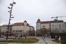 <p>Na zdjęciu widoczna jest pierwsza odsłonięta ściana, odbudowanego hotelu Grand&nbsp;</p>