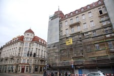 <p>Na zdjęciu widoczna jest pierwsza odsłonieta ściana, odbudowanego hotelu Grand&nbsp;</p>
