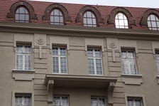 <p>Na zdjęciu widoczna jest pierwsza odsłonieta ściana, odbudowanego hotelu Grand&nbsp;</p>