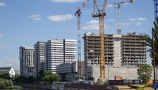 <h2>Bezpieczny Kredyt 2%, czyli dopłaty do rat kredyt&oacute;w</h2>
<p>Osoba gotowa kupić pierwsze mieszkanie lub dom jednorodzinny będzie mogła skorzystać z <span style="font-weight: bold;"><strong>kredytu 2%, czyli systemu dopłat do kredytu hipotecznego</strong>.</span></p>
<p>Dopłata do rat kredytu mieszkaniowego stanowić będzie r&oacute;żnicę między stałą stopą ustaloną w oparciu o średnie, pomniejszone o marżę, oprocentowanie kredyt&oacute;w o stałej stopie w bankach kredytujących, a oprocentowaniem kredytu zgodnie ze stopą 2%. <span style="font-weight: bold;">Z takich dopłat będzie można korzystać przez pierwszych 10 lat</span> od zaciągnięcia kredytu hipotecznego.</p>
<p><strong>Przykładowo</strong> w pierwszych miesiącach spłaty kredytu zaciągniętego na 550 tys. zł i 30 lat, dopłata państwa do miesięcznej raty wyniesie aż 2,6 tys. zł.</p>
<p>Maksymalny kredyt jakie będą mogły zaciągnąć osoby będące w programie Pierwsze Mieszkanie to <span style="font-weight: bold;">500 tys. zł</span>, a w przypadku gospodarstwa domowego prowadzonego wsp&oacute;lnie przez małżonk&oacute;w lub gdy w skład tego gospodarstwa wchodzi co najmniej jedno dziecko &ndash; <span style="font-weight: bold;">do 600 tys. zł</span>.</p>