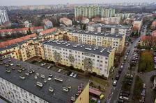 <h2>Co to jest program Pierwsze Mieszkanie?</h2>
<p>Kancelaria Prezydenta poinformowała 7 czerwca br., że prezydent podpisał ustawę w sprawie programu Pierwsze Mieszkanie, kt&oacute;ry przewiduje kredyt ze stałym i niskim oprocentowaniem, do kt&oacute;rego dopłaci państwo.</p>
<p>Będzie także możliwość założenia konta oszczędnościowego na cele mieszkaniowe, z atrakcyjną premią. To oferta dla tych, kt&oacute;rzy chcą kupić lub zmodernizować sw&oacute;j dom lub mieszkanie.</p>