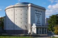 <p>Cylindryczny wolnostojący schron przeciwlotniczy, w kt&oacute;rym obecnie mieści się siedziba Muzeum Wsp&oacute;łczesnego Wrocław, został wybudowany w 1942 roku, według projektu znanego wrocławskiego architekta Richarda Konwiarza. To największy spośr&oacute;d kilku powstałych w tamtym czasie naziemnych schron&oacute;w przeciwlotniczych dla ludności cywilnej. Wszystkie otrzymały taką formę architektoniczną, m.in. po to, by zamaskować ich prawdziwą funkcję. Podobne znajdują się przy ul. Stalowej, Ładnej, Ołbińskiej i Białodrzewnej.</p>