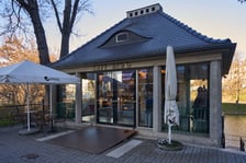 <p>Ten kiosk zaprojektowany przez Maxa Berga musiał znaleźć swoje miejsce w tym zestawieniu. Dlatego, że architekt projketował sporo budynk&oacute;w we Wrocławiu w r&oacute;żnej skali. A to jest przykład najmniejszego, lecz r&oacute;wnie wybitnego projektu.</p>