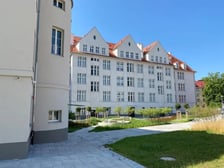 <p>Kompleks budynk&oacute;w znajduje się przy ulicy Hoene-Wrońskiego i jest jednym z projket&oacute;w Maxa Berga. Pełniący pierowtnie funkcję Miejskiego Szpitala Dziecięcego. Po wojnie działały tu kliniki Uniwerystetu Wrocławskiego. Nieruchomośc odkupiona przez Politechnikę Wrocławską w 2015 roku, została ostatnio wyremontowana i stała się siedzibą Wydziału Matematyki.</p>