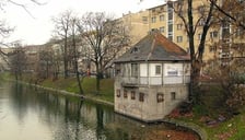 <p>Domek nad fosą przed remontem</p>