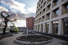 <p>Inwestycja Bulwary Drobnera, gdzie wykorzystano elewację starej szkoły&nbsp;</p>