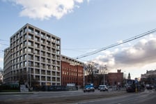 <p>Inwestycja Bulwary Drobnera, gdzie wykorzystano elewację starej szkoły&nbsp;</p>