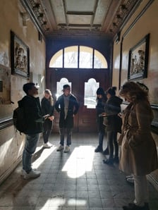 Filip Heliasz odkrywa perły miejskiej architektury i zaprasza na spacery. Jak zgłosić się na spacer?