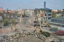 Wyburzają, by budować!  Znika znany biurowiec. spółki IMPEL. Wybudują nowe  mieszkania