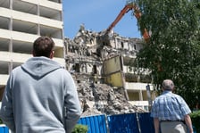 Cuprum na pl. Jana Pawła II. 26 maja 2015 r., po biurowcu została kupa gruzu. Rozbiórka trwała od końca kwietnia ? w lipcu 2015 r. nie było już po nim śladu.