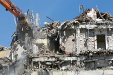 Cuprum na pl. Jana Pawła II. 26 maja 2015 r., po biurowcu została kupa gruzu. Rozbiórka trwała od końca kwietnia ? w lipcu 2015 r. nie było już po nim śladu.