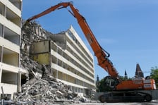 Cuprum na pl. Jana Pawła II. 26 maja 2015 r., po biurowcu została kupa gruzu. Rozbiórka trwała od końca kwietnia ? w lipcu 2015 r. nie było już po nim śladu.