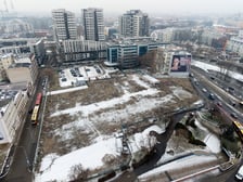 Skanska, właściciel działki na pl. Jana Pawła II z pozwoleniem na budowę, 4 luty 2026 r.