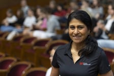 Dr Jayshree Seth, ambasadorka nauki z firmy 3M, podczas wykładu dla wrocławskiej młodzieży