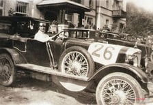 Rok 1925 , Ilse Beckmann, córka Paula w samochodzie Sportwagen SL 40 z 1925 r., produkcji wrocławskiej Otto Beckmann & Co, Motorwagen-Fabrik., źródło: fotopolska.eu