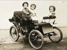 Rok 1903 , dzieci Paula Beckmanna, syna pierwszego właściciela fabryki: Otto, Erna i Ilse. Ta ostatnia została niebywałą miłośniczką motoryzacji, mistrzynią wielu rajdów samochodowych, żródło: fotopolska.eu
