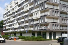 <h2>Co to jest program Pierwsze Mieszkanie?</h2>
<p>Program Pierwsze Mieszkanie ruszył w poniedziałek 3 lipca 2023 r. Oznacza to, że w te wakacje uruchomiono system dopłat do kredytu na zakup pierwszego własnego &bdquo;M&rdquo; oraz tzw. konto mieszkaniowe, czyli pomoc w oszczędzaniu na taki zakup.</p>
<p><strong>Program Pierwsze Mieszkanie składa się z dw&oacute;ch filar&oacute;w &ndash; Bezpieczny Kredyt 2% i Konto Mieszkaniowe.&nbsp;</strong></p>