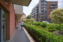 <h2>Bezpieczny Kredyt 2%, czyli dopłaty do rat kredyt&oacute;w</h2>
<p>Osoba gotowa kupić pierwsze mieszkanie lub dom jednorodzinny będzie mogła skorzystać z&nbsp;<span style="font-weight: bold;"><strong>kredytu 2%, czyli systemu dopłat do kredytu hipotecznego</strong>.</span></p>
<p>Dopłata do rat kredytu mieszkaniowego stanowić będzie r&oacute;żnicę między stałą stopą ustaloną w oparciu o średnie, pomniejszone o marżę, oprocentowanie kredyt&oacute;w o stałej stopie w bankach kredytujących, a oprocentowaniem kredytu zgodnie ze stopą 2%.&nbsp;<span style="font-weight: bold;">Z takich dopłat będzie można korzystać przez pierwszych 10 lat</span>&nbsp;od zaciągnięcia kredytu hipotecznego.</p>
<p><strong>Przykładowo</strong>&nbsp;w pierwszych miesiącach spłaty kredytu zaciągniętego na 550 tys. zł i 30 lat, dopłata państwa do miesięcznej raty wyniesie aż 2,6 tys. zł.</p>
<p>Maksymalny kredyt jakie będą mogły zaciągnąć osoby będące w programie Pierwsze Mieszkanie to&nbsp;<span style="font-weight: bold;">500 tys. zł</span>, a w przypadku gospodarstwa domowego prowadzonego wsp&oacute;lnie przez małżonk&oacute;w lub gdy w skład tego gospodarstwa wchodzi co najmniej jedno dziecko &ndash;&nbsp;<span style="font-weight: bold;">do 600 tys. zł</span>.</p>