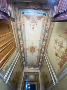 Pieczołowicie odrestaurowane, niesamowite polichromie w kamienicy na Pomorskiej. Zdjęcia przed i po pracach konserwatorskich