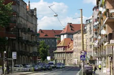 <h2 class="MsoNormal">Ile kosztuje wykup mieszkania komunalnego we Wrocławiu?</h2>
<p class="MsoNormal">Od ceny lokalu mieszkalnego, sprzedawanego jako odrębna nieruchomość w trybie bezprzetargowym, udziela się bonifikaty w wysokości 93% jeśli wskutek r&oacute;wnoczesnej sprzedaży wszystkie mieszkania w budynku przestają być własnością gminy, natomiast we wszystkich pozostałych przypadkach bonifikata wynosi 85%.</p>