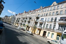 <h2>Powyższe bonifikaty nie przysługują przy sprzedaży:</h2>
<ul>
<li>
<p>lokalu mieszkalnego w budynku, kt&oacute;ry został wybudowany po dniu 31 grudnia 1998 r.;</p>
</li>
</ul>
<ul>
<li>
<p>lokalu mieszkalnego, kt&oacute;ry został nabyty przez Gminę Wrocław od przedsiębiorcy w rozumieniu ustawy z dnia 6 marca 2018 r. Prawo przedsiębiorc&oacute;w, bez względu na datę wybudowania i oddania do użytkowania budynku, w kt&oacute;rym jest usytuowany.</p>
</li>
</ul>
<p>W takim przypadku wysokość udzielanej bonifikaty wynosi 40%.</p>
<p>&nbsp;</p>