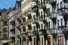 <h2 class="MsoNormal">Kiedy nie można skorzystać z bonifikaty przy wykupie mieszkania komunalnego we Wrocławiu?</h2>
<p class="MsoNormal">Bonifikaty nie przysługują najemcom, kt&oacute;rzy w okresie ostatnich 3 lat poprzedzających złożenie wniosku o wykup zajmowanego na podstawie umowy lokalu skorzystali z pomocy Gminy Wrocław w formie umorzenia całości lub części należności przy spłacie zaległości czynszowej.</p>