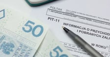 <h2>Kto może dostać rentę socjalną?</h2>
<p>Rentę socjalną mogą otrzymać osoby pełnoletnie, u kt&oacute;rych lekarz orzecznik lub komisja lekarska ZUS stwierdzi całkowitą niezdolność do pracy.</p>
<p>Powstać musi ona jednak w ściśle określonym czasie, tzn. przed ukończeniem 18. roku życia lub w trakcie nauki (także podczas wakacji lub urlopu dziekańskiego) w szkole lub w szkole wyższej &ndash; przed ukończeniem 25 lat, ewentualnie w trakcie studi&oacute;w doktoranckich lub aspirantury.</p>