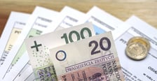<h2>Renta socjalna. Zasady</h2>
<p>- Należy pamiętać, że renta socjalna może być łączona z rentą rodzinną. W sumie wysokość obu świadczeń nie może przekroczyć dwukrotności kwoty najniższej renty z tytułu całkowitej niezdolności do pracy. W momencie przekroczenia tej kwoty obniżamy wysokość renty socjalnej. Kwota obniżonej renty socjalnej nie może być jednak niższa niż 10 proc. kwoty najniższej renty z tytułu całkowitej niezdolności do pracy - wyjaśnia Iwona Kowalska-Matis.</p>
<p>&nbsp;</p>
<p>W razie śmierci osoby pobierającej rentę socjalną przysługuje zasiłek pogrzebowy, na zasadach i w wysokości określonych w przepisach o emeryturach i rentach z Funduszu Ubezpieczeń Społecznych.</p>