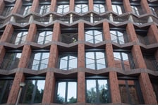 Budowa luksusowego apartamentowca przy ul. Bernardyńskiej we Wrocławiu zmierza do końca. Odsłonięto pierwszy gotowy fragment elewacji budynku