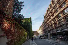 Budowa luksusowego apartamentowca przy ul. Bernardyńskiej we Wrocławiu zmierza do końca. Odsłonięto pierwszy gotowy fragment elewacji budynku