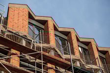 Budowa luksusowego apartamentowca przy ul. Bernardyńskiej we Wrocławiu zmierza do końca. Odsłonięto pierwszy gotowy fragment elewacji budynku