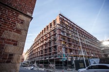Budowa luksusowego apartamentowca przy ul. Bernardyńskiej we Wrocławiu zmierza do końca. Odsłonięto pierwszy gotowy fragment elewacji budynku