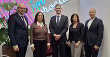 od lewej strony stoją: Jakub Mazur - wiceprezydent Wrocławia, Bella Abrahams - Director of Corporate Affairs & Public Affairs - Intel Israel and EMEA, Gregory Anderson - Assembly/Test Site Manager zakładu Intela w Miękini, Magdalena Okulowska – prezes Agencji Rozwoju Aglomeracji Wrocławskiej, Mieszko Dropinski - Tech Advisor to Intel VP | R&D general management & strategic advisory